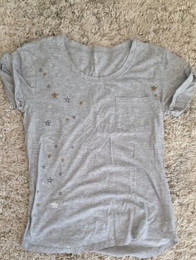 a.n.a Gray Short Sleeve Tee with Gold & Black Star Accents